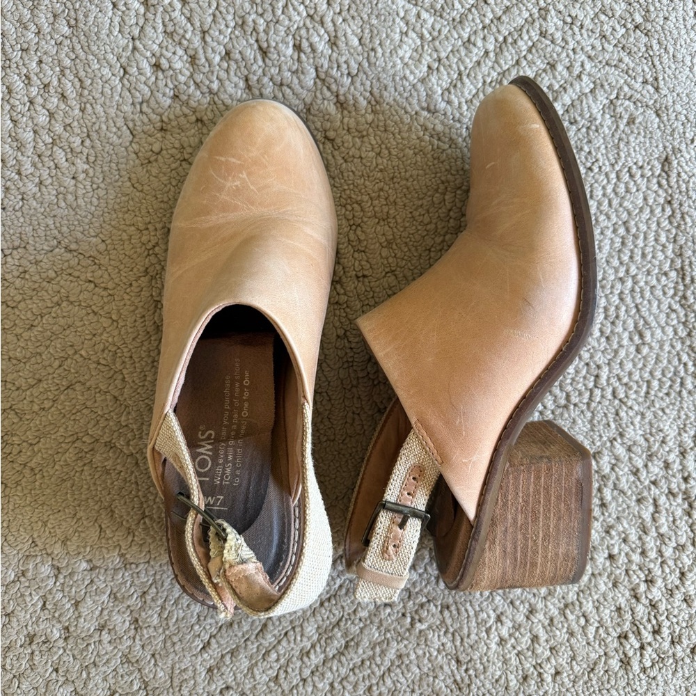 TOMS Women's Beige Leather Slingback Block Heel Clogs